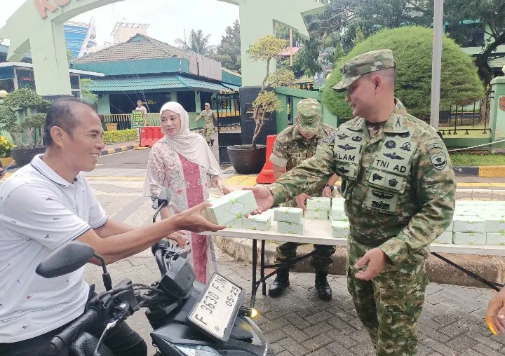 Dandim Jakarta Pusat Pimpin Pembagian Takjil untuk Masyarakat
