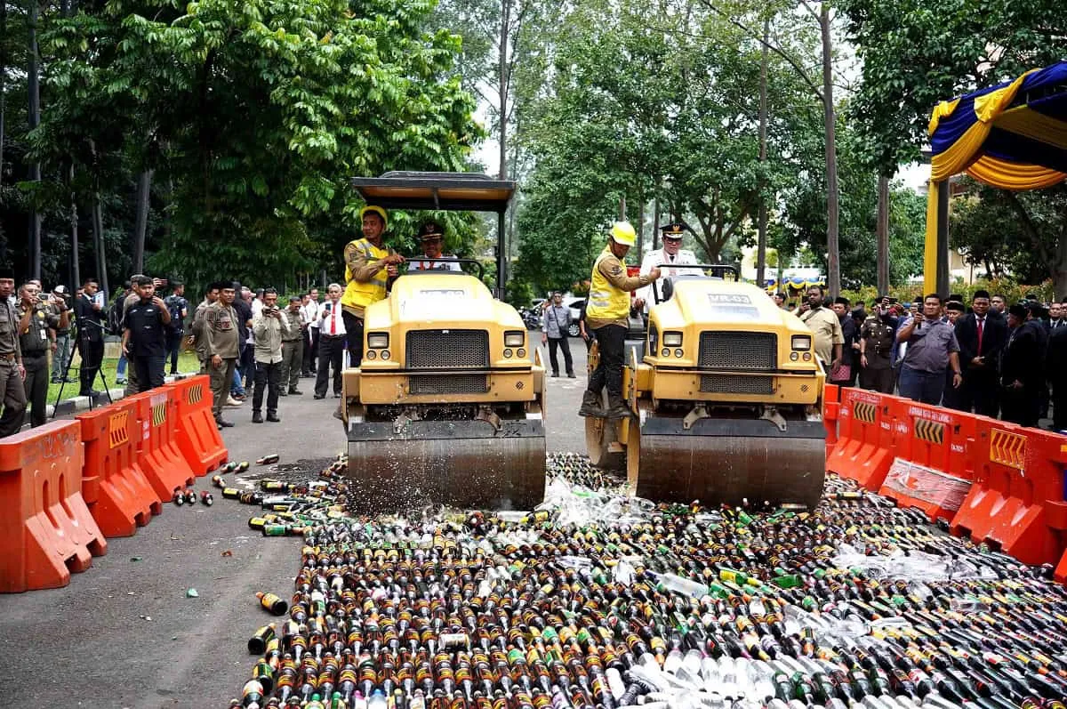 1.128 Botol Miras Dimusnahkan di Tangerang, Nilai Ekonomis Capai Rp 45 Juta