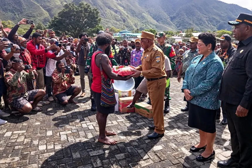 Bupati Puncak Serahkan Sembako untuk Masyarakat Pengungsi di Puncak Jaya