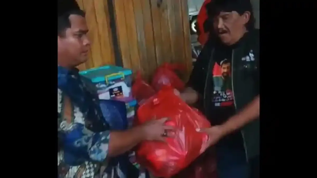 Tim Relawan Faisal Rizal Hasan Bantu Korban Kebakaran di Gampong Keude