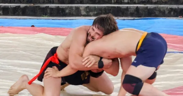 Zakhar Dzmitrychenka Juara Turnamen Gulat Desa Ngo Sai, Kalahkan Dua Pegulat Vietnam