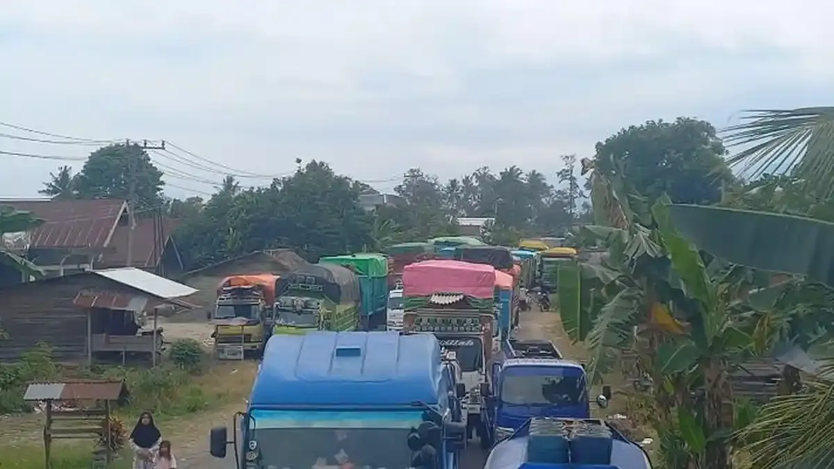 Sopir Terjebak Lima Hari di Jalan Poros Luwu: Spanduk Mengungkap Keputusasaan