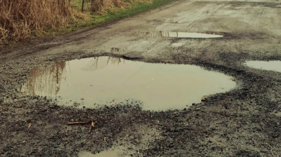 Rakyat Jadi Korban, Pejabat Abai terhadap Infrastruktur Jalan