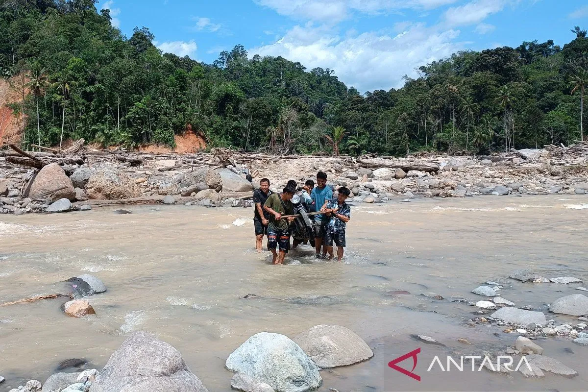 Seribu Warga Desa Sibio-bio Terisolir Usai Jembatan Putus