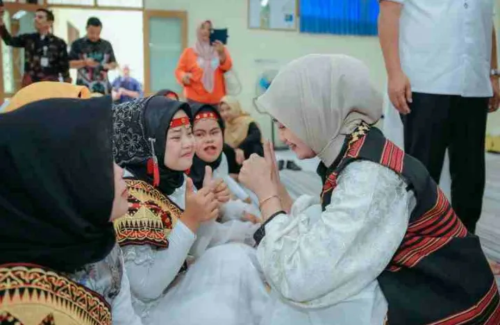 Wagub Lampung Jihan Serahkan 130 Paket Sembako untuk Siswa Difabel di Bulan Ramadhan