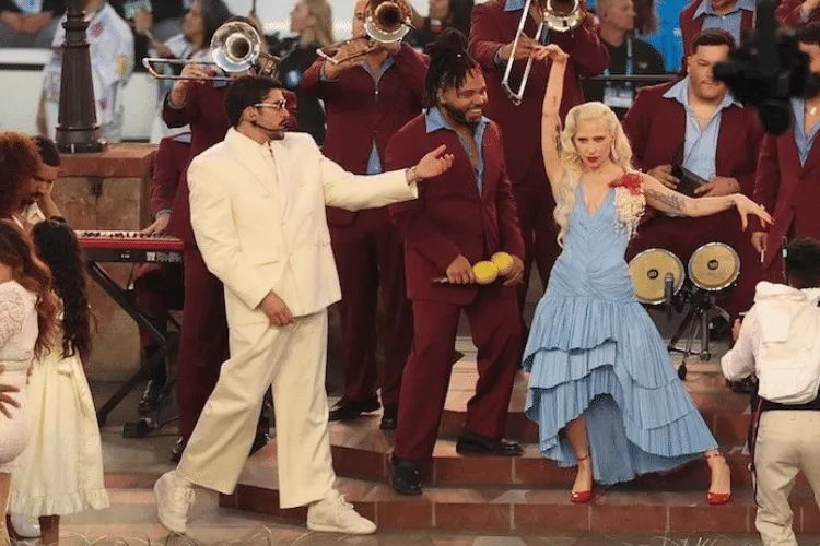 Gaya Memukau Selebriti di Super Bowl Halftime 2026
