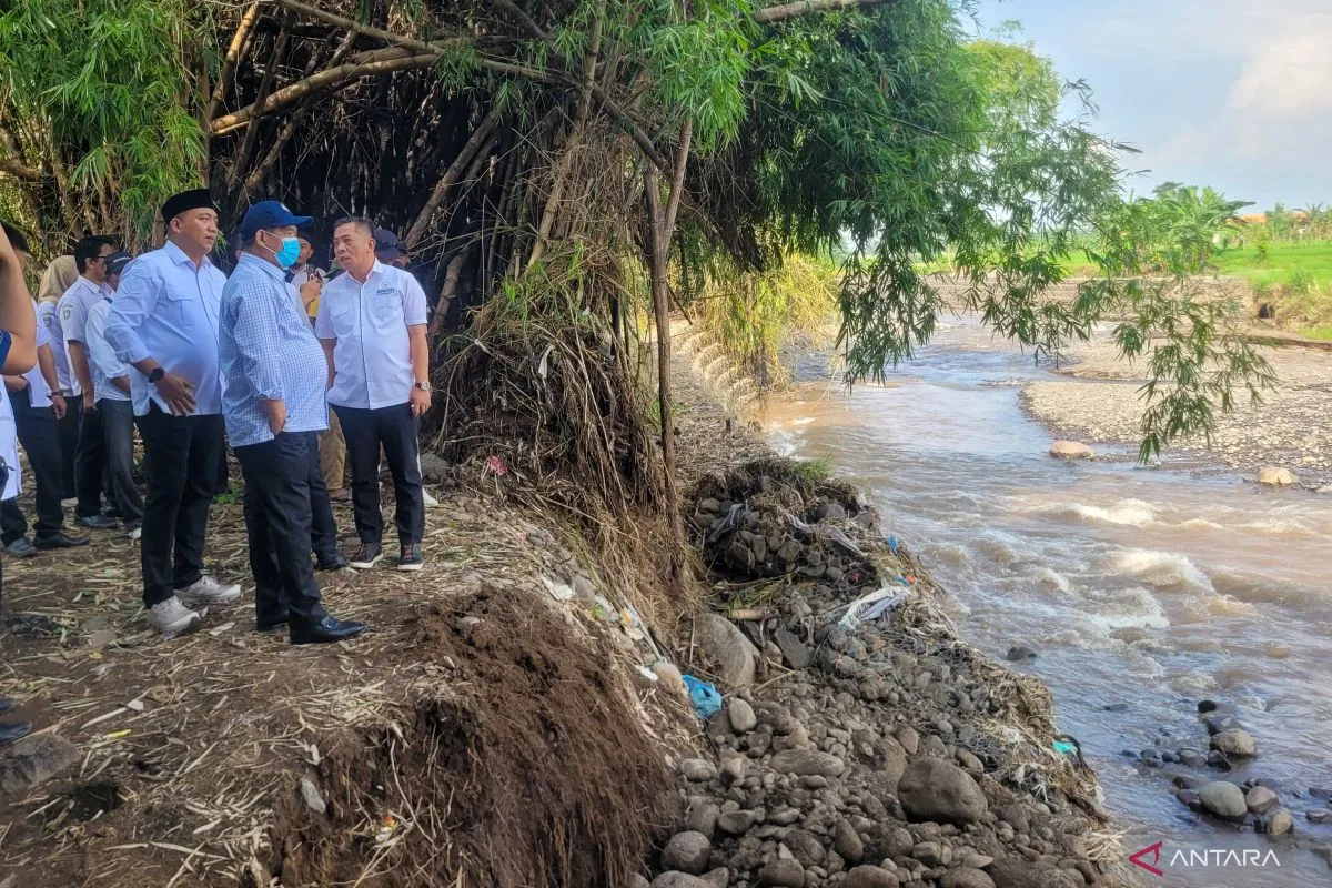 Banjir Melanda Rumah Warga di Situbondo Akibat Luapan Sungai Lubawang
