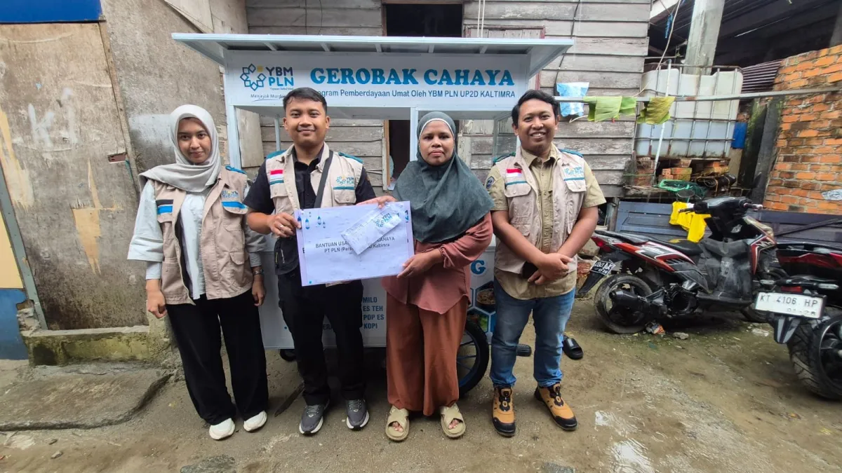 PLN Kaltimra Serahkan Gerobak Cahaya untuk Kemandirian Ekonomi Mustahik di Ramadan