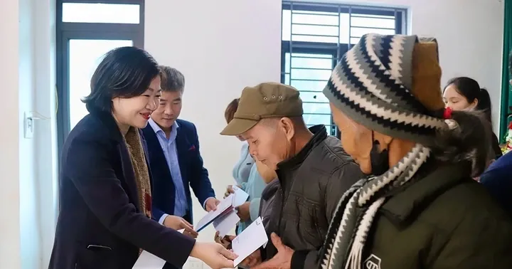 380 Hadiah Tet Disalurkan untuk Keluarga Kurang Mampu di Trung Son