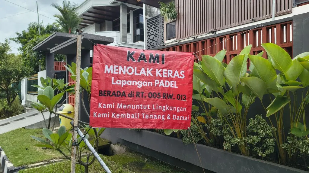 Warga Pulo Mas Protes Lapangan Padel Diduga Langgar Izin