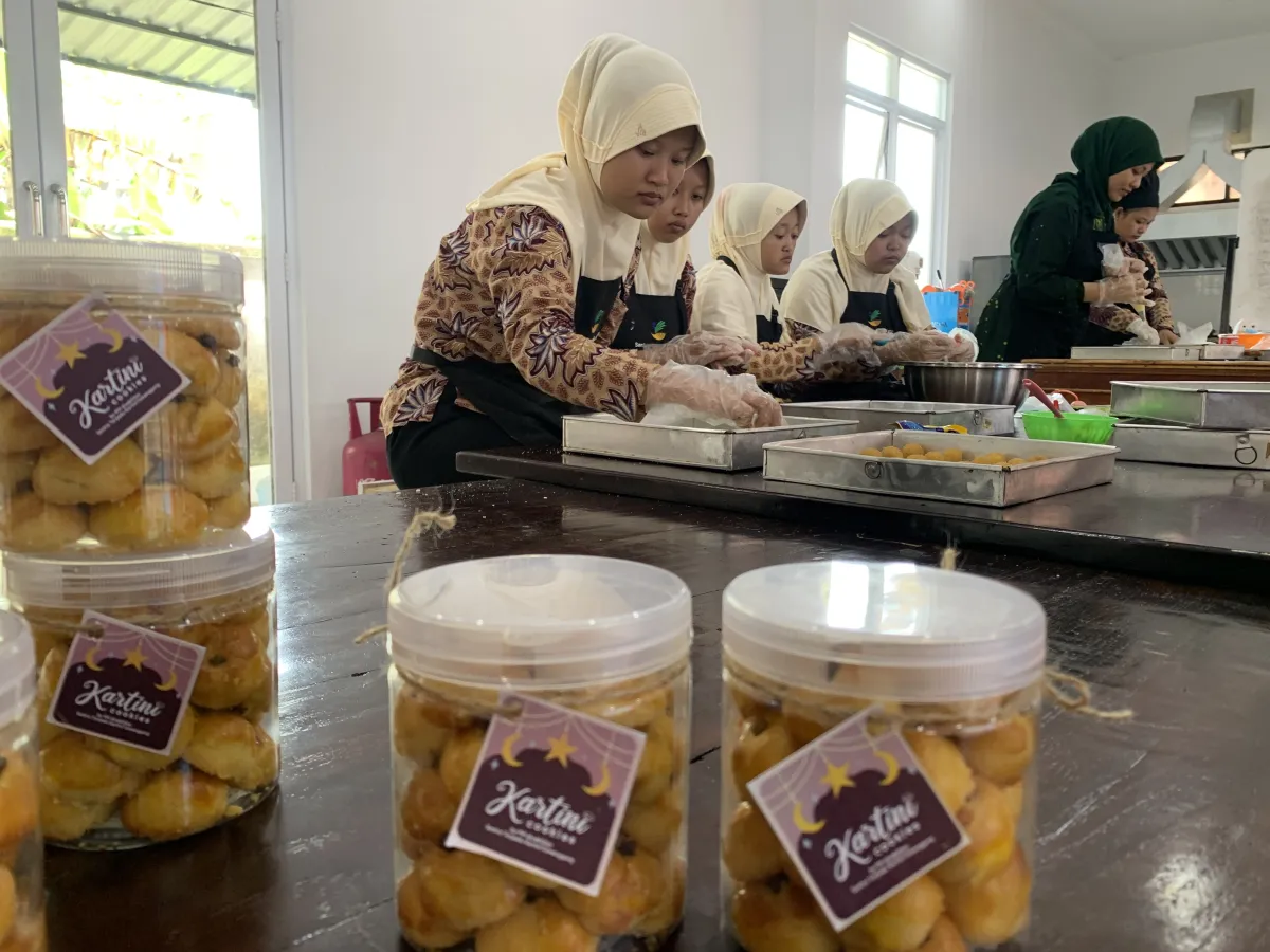 Penerima Manfaat Sentra Kartini Produksi Kue Kering Selama Ramadan