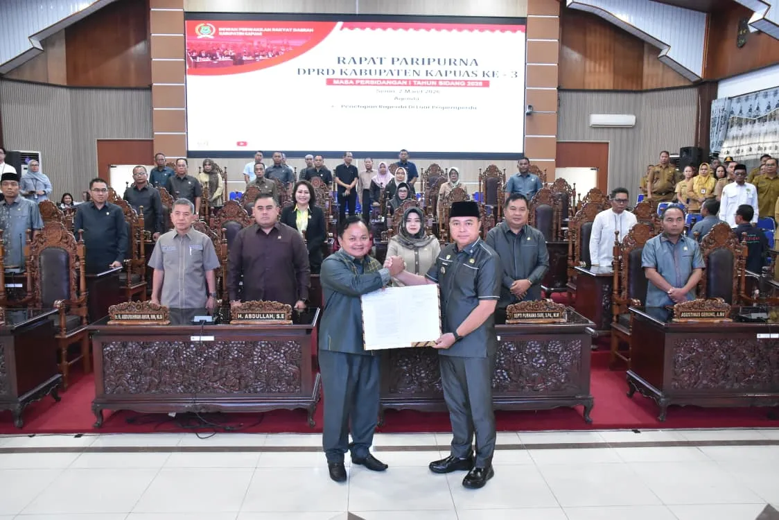 DPRD Kapuas Bahas Raperda Haji dan Pengamanan Aset dalam Rapat Paripurna