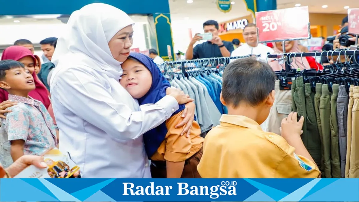 Khofifah Ajak Siswa Difabel Berbelanja Kebutuhan Lebaran di Bulan Ramadan