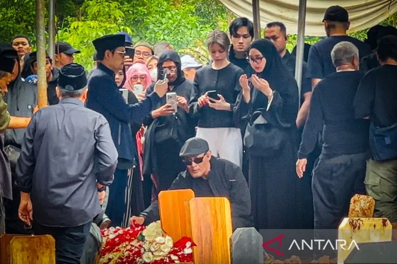 Pemakaman Vidi Aldiano Dihadiri Sejumlah Artis dan Musisi