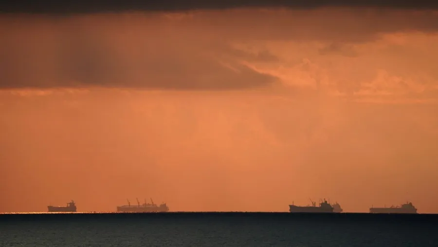 Pelabuhan Utama Rusia di Baltik Kembali Melanjutkan Pemuatan Minyak Mentah