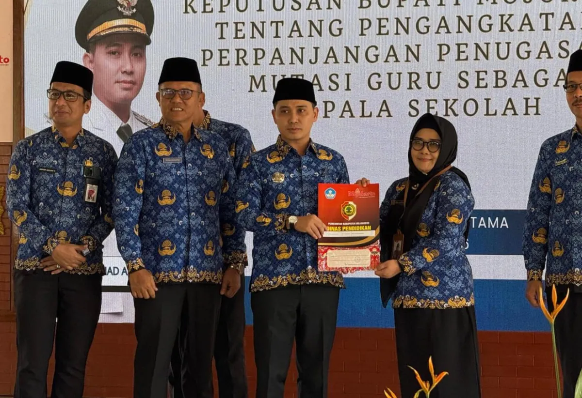 Bupati Mojokerto Serahkan Petikan Keputusan kepada 147 Kepala Sekolah