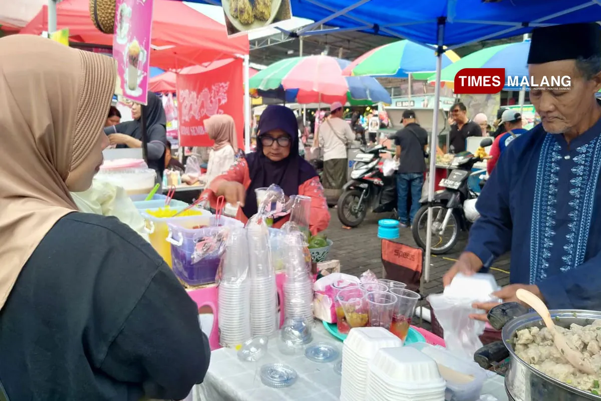 Pasar Takjil Kantor Pos Kepanjen Ramai Menjelang Berbuka Puasa