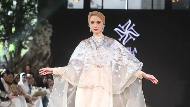 Nabila Misha Luncurkan Koleksi Raya 'The Quiet Opulence' di Usia 16 Tahun