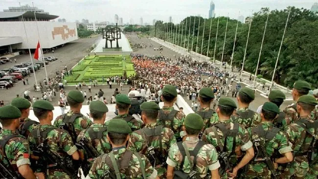 Pengunduran Diri Massal 14 Menteri Ekonomi di Tengah Krisis 1998