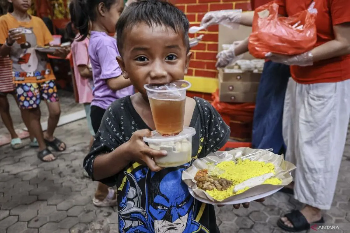 Wihara Dharma Bakti Bagikan Makanan Buka Puasa Sebagai Tanda Toleransi
