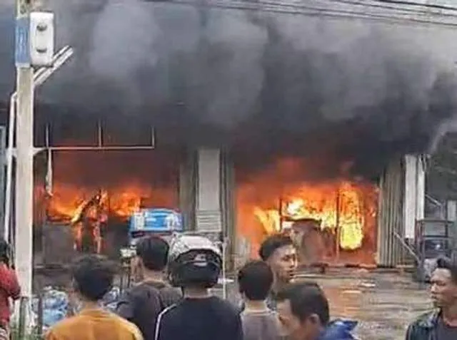 Minimarket Terbakar di Depan Gerbang Pemda Way Kanan