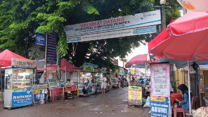 Sentra Kampung Pempek Ramai Pengunjung Menjelang Lebaran