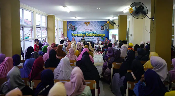 Kemensos Adakan Penyuluhan Parenting dan Serahkan Bantuan untuk Wali Murid SRT 7