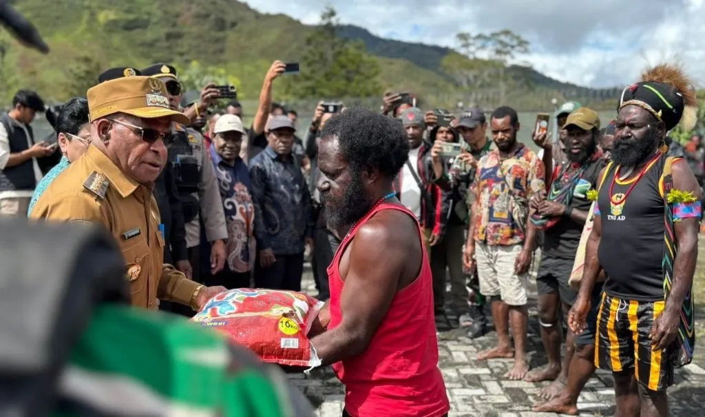Bupati Elvis Tabuni Serahkan Bantuan kepada Pengungsi Tiga Distrik di Puncak