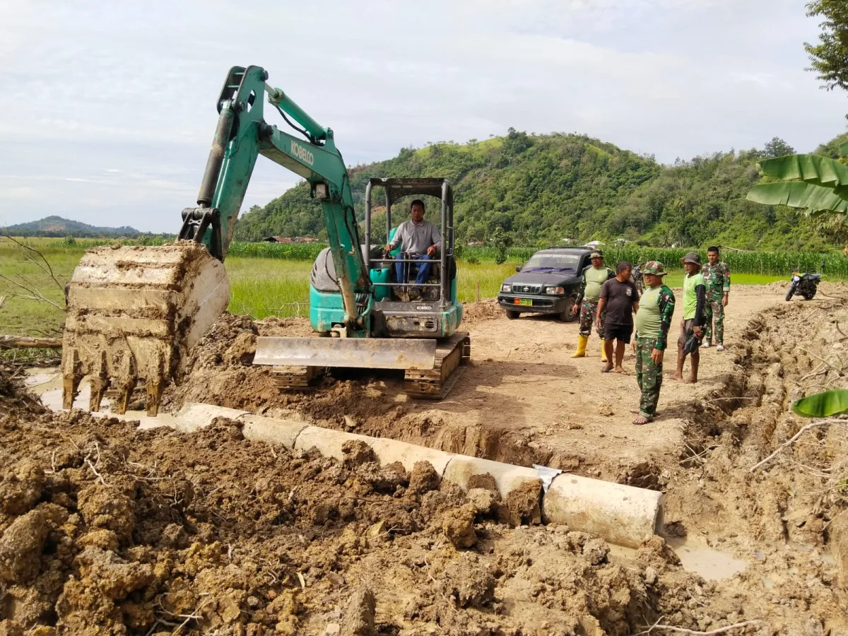 TMMD ke-127: Pemasangan Gorong-gorong Percepat Pembangunan Jalan di Nagari Talaok