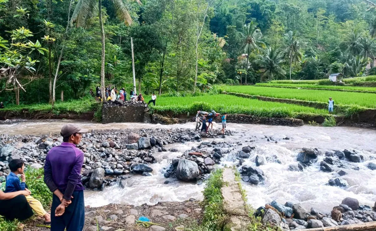 Jembatan Kalibiru Putus Akibat Banjir, 120 KK Terisolasi di Probolinggo
