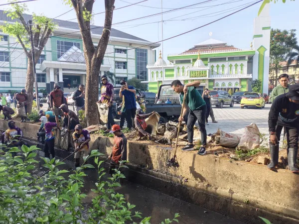 ASN Pontianak Laksanakan Gotong Royong Rutin untuk Kebersihan dan Produktivitas