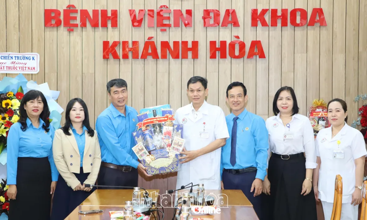 Serikat Buruh Khanh Hoa Apresiasi Dedikasi Tenaga Medis di Rumah Sakit