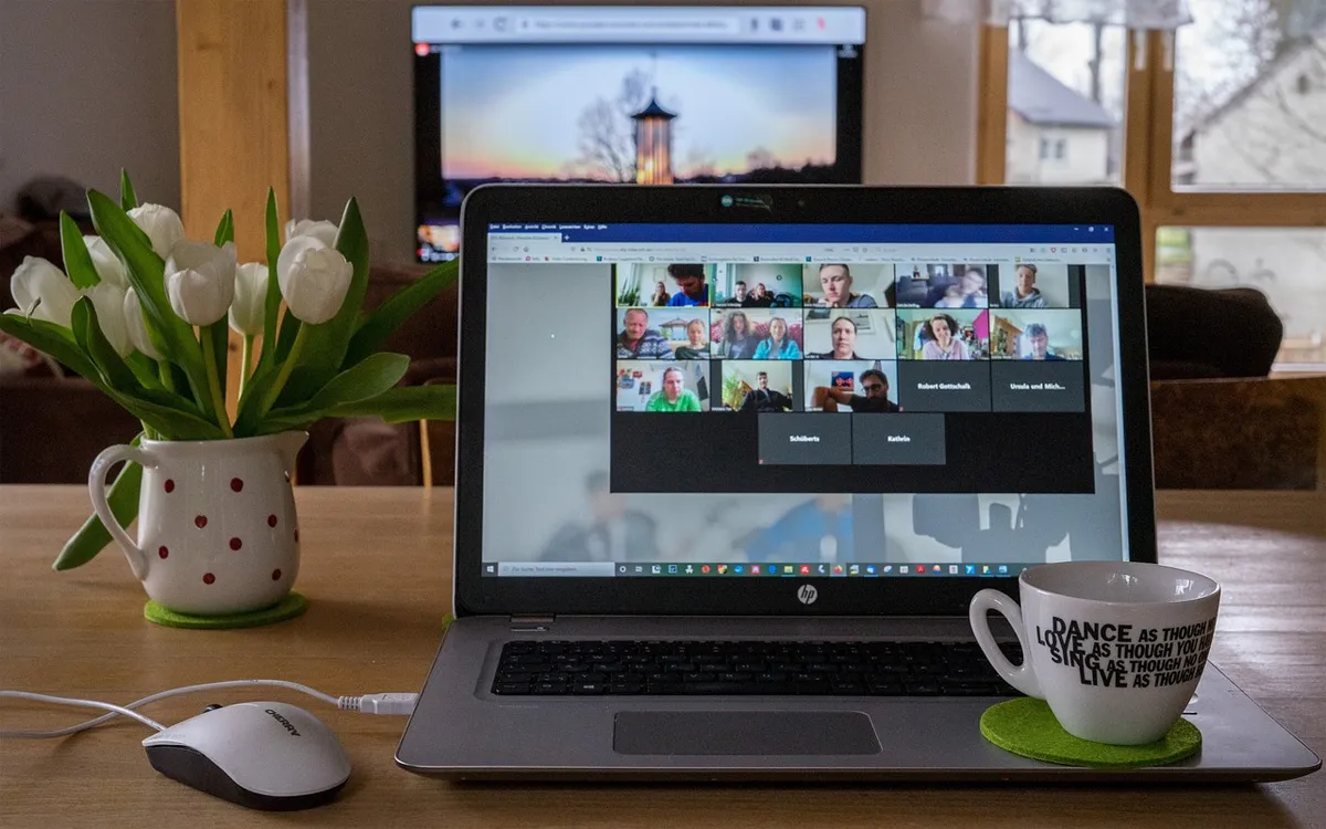 Panduan Aktifkan Latar Belakang Virtual di Zoom untuk Rapat Menarik