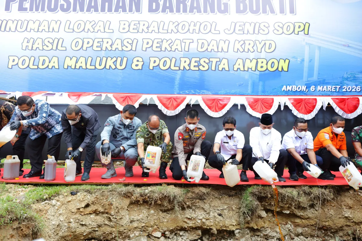 Polda Maluku Musnahkan 5.856 Liter Sopi untuk Stabilitas Keamanan