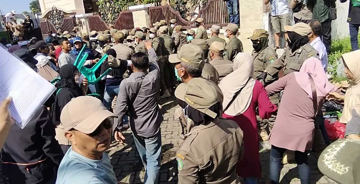 Kericuhan Saat Pembongkaran Pagar Mutiara Regency Sidoarjo