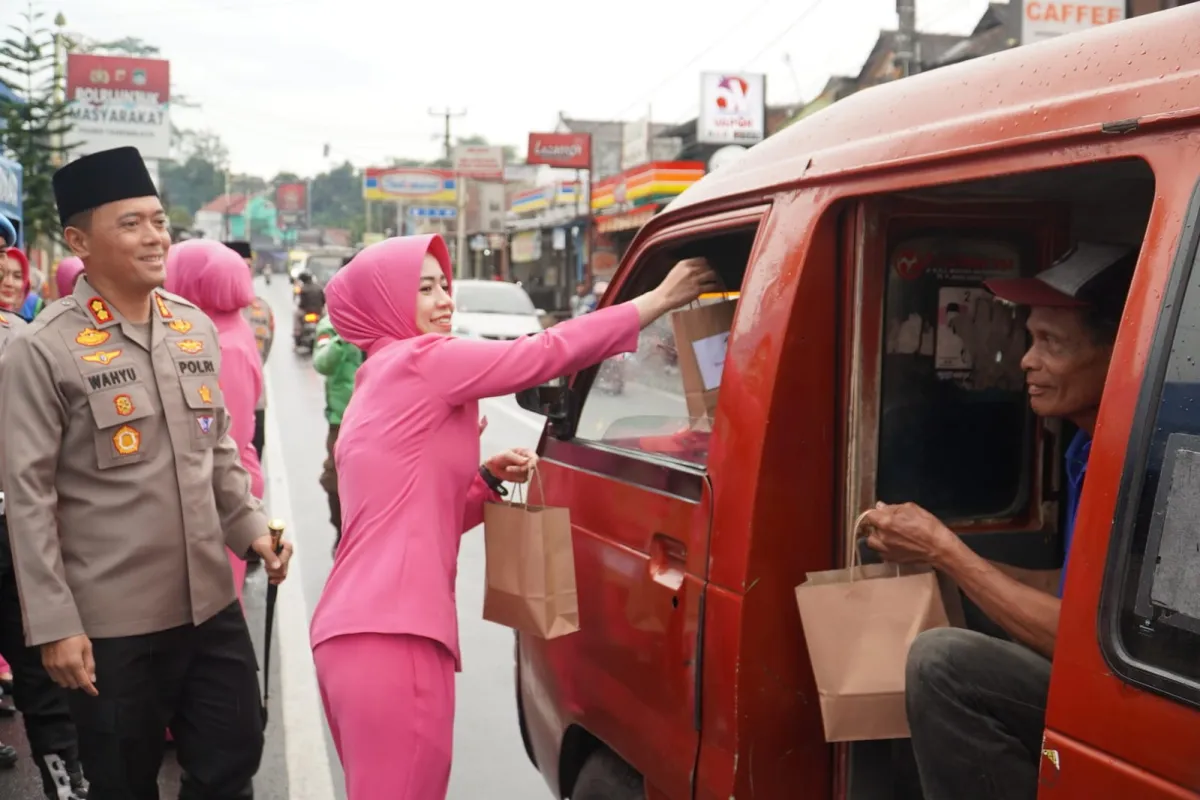 Polres Tasik dan Komunitas Ojol Gelar Aksi Berbagi Takjil Ramadhan