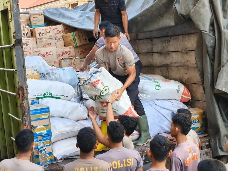 Brimob Polda Kaltim Salurkan Bantuan untuk Korban Banjir di Lhokseumawe