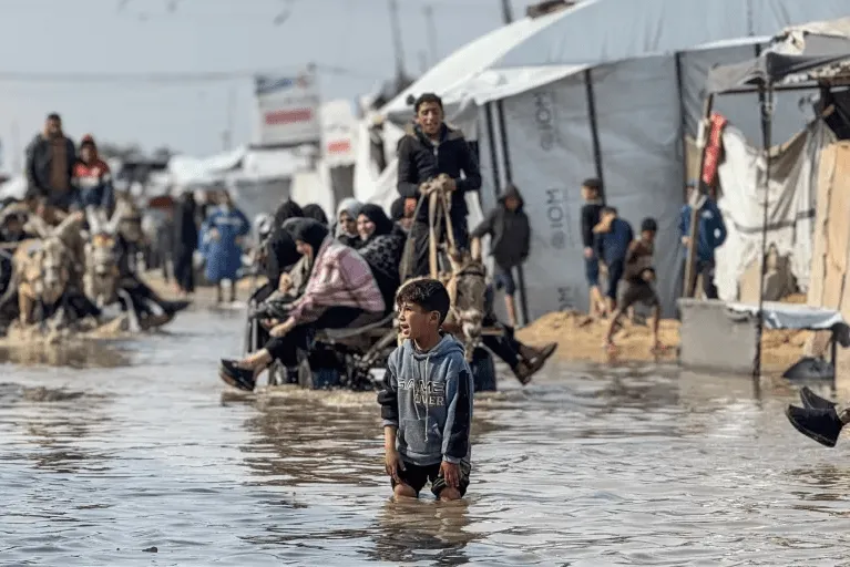 Banjir Menggenangi Tenda Pengungsi di Gaza Akibat Hujan Deras