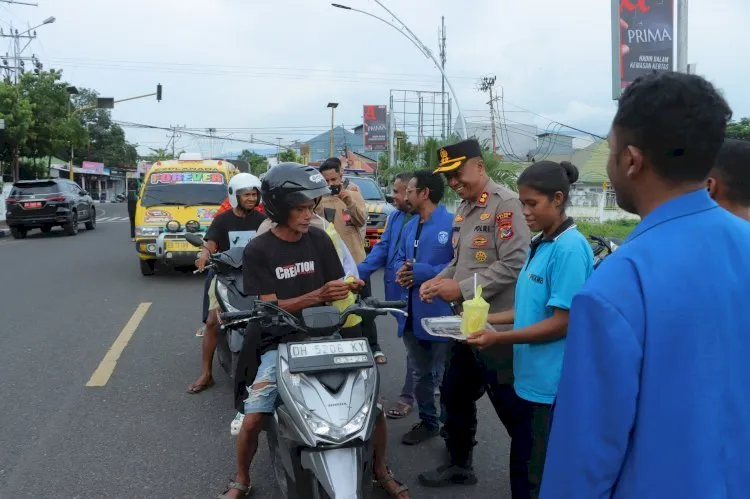 Kapolres Alor dan GAMKI Perkuat Toleransi Lewat Pembagian Takjil