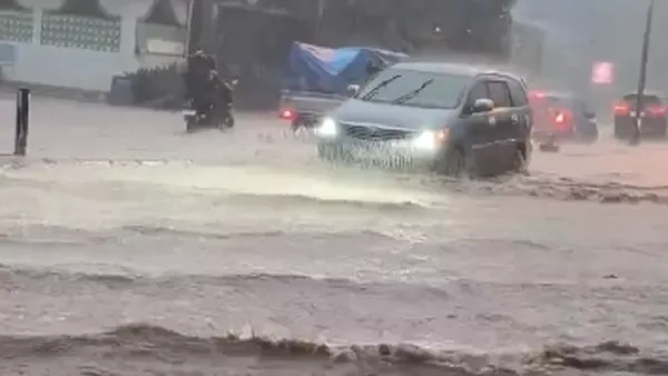 Jalan Trans Sulawesi Poros Barru–Pangkep Terendam Banjir 30 Cm, Lalu Lintas Terganggu