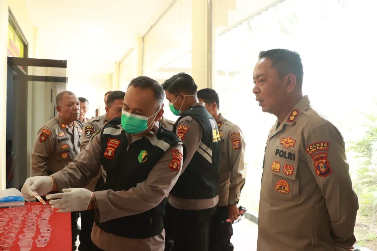Kapolres Kutim dan PJU Jalani Tes Urine untuk Cegah Narkoba