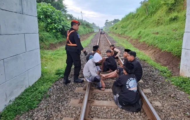 KAI Daop 8 Surabaya Ingatkan Bahaya Ngabuburit di Jalur Rel Kereta