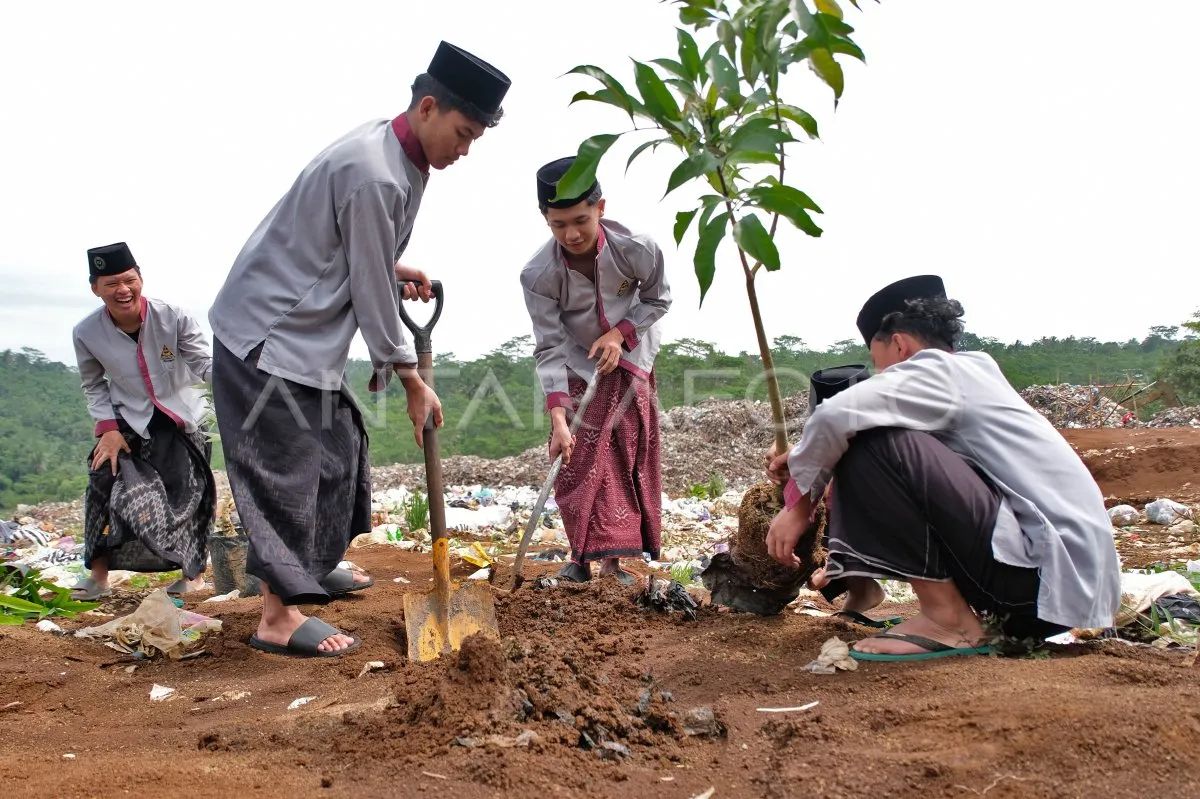 Santri Al Musthofa Tanam Pohon dalam Aksi Peduli Lingkungan