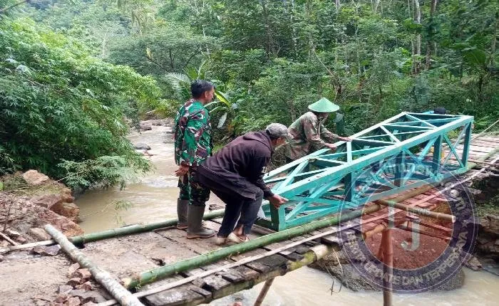 TNI dan Masyarakat Pacitan Percepat Pembangunan Jembatan Gantung