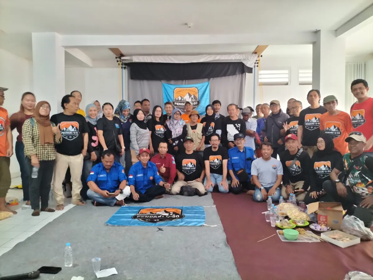 Komunitas Pendaki U-50 Jatim: Hiking dan Konservasi Lingkungan Bersama