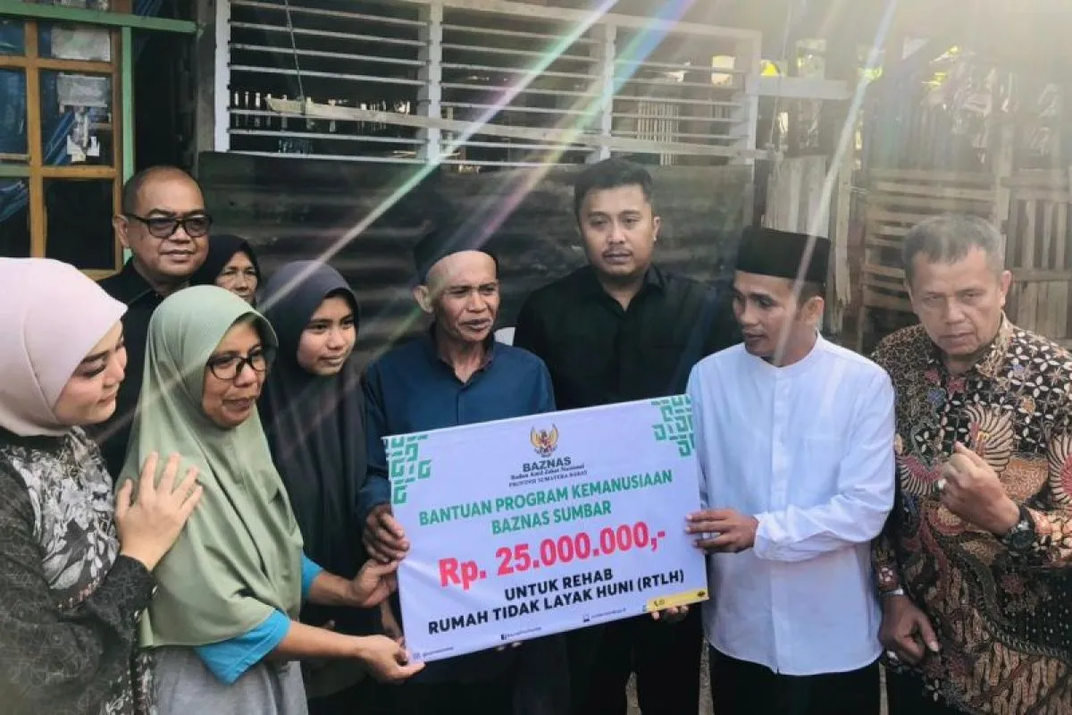 Wagub Vasko Berikan Bantuan Bedah Rumah untuk Keluarga Kurang Mampu di Payakumbuh