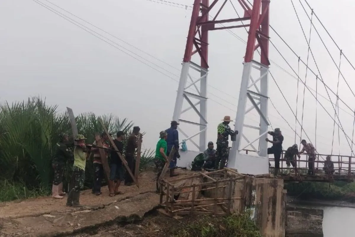 TNI dan Warga Perbaiki Jembatan Gantung di Langkat untuk Meningkatkan Akses Transportasi