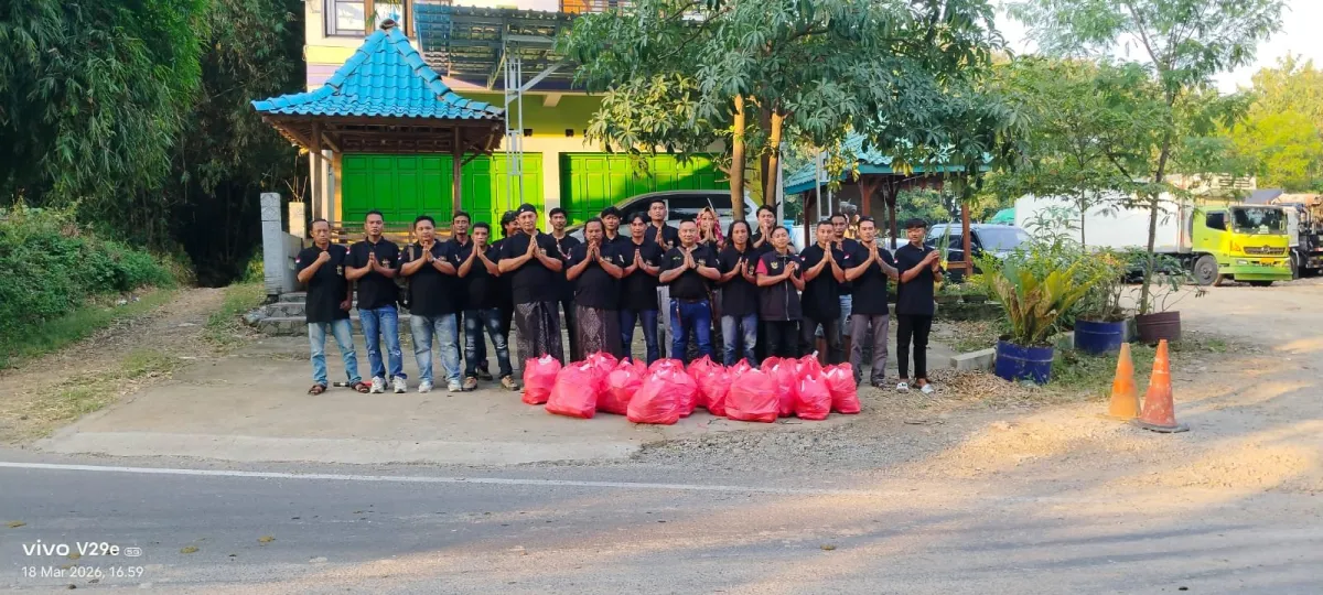 Badan Advokasi Indonesia DPC Rembang Bagikan Takjil untuk Warga Lasem di Bulan Ramadan