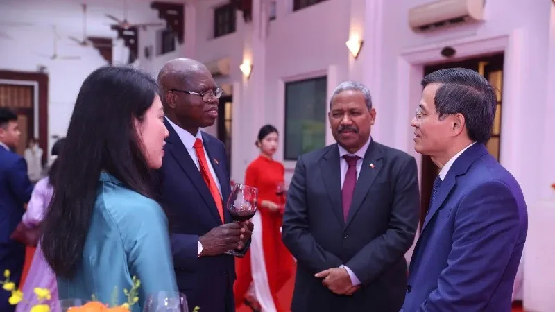 Akademi Politik Nasional Ho Chi Minh Perkuat Kerja Sama Internasional dengan Duta Besar dan Lembaga Global