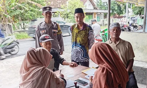 Bhabinkamtibmas Amankan Penyaluran Bansos Lansia di Timbulharjo